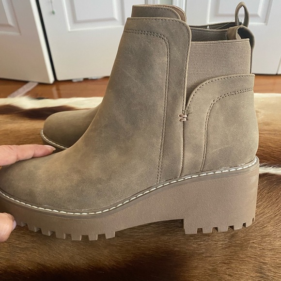 Slip on lug sole booties - Picture 5 of 11